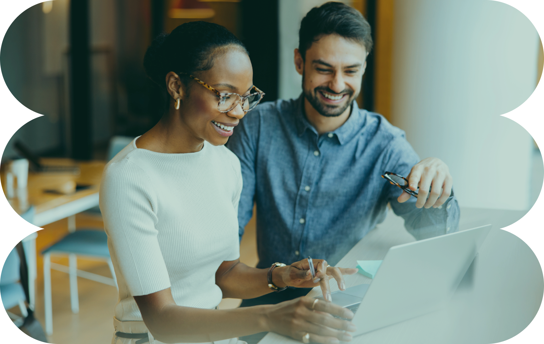 Equipe colaborando com tecnologia Greenlegis